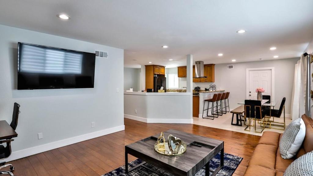 H&H Modern Lux 4Bd 1 King Suite 3 Queen Socal Disney Вестмінстер Екстер'єр фото
