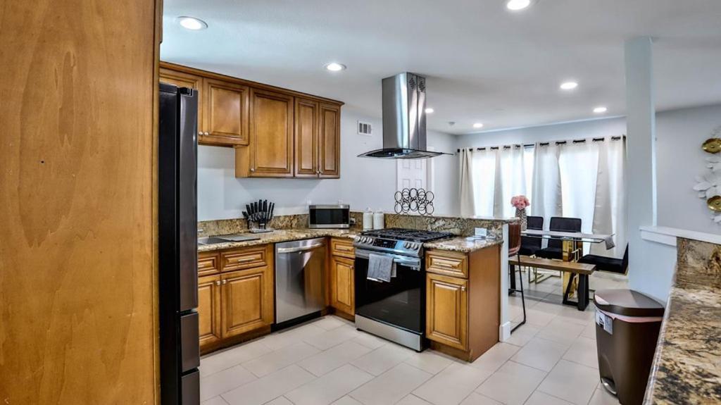 H&H Modern Lux 4Bd 1 King Suite 3 Queen Socal Disney Вестмінстер Екстер'єр фото